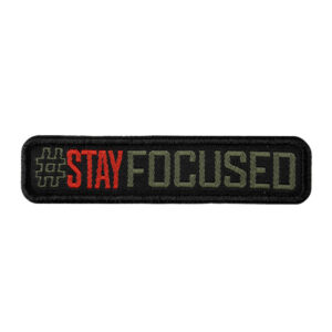 Patch SIGNATURE STAY FOCUSED brodé vert olive/rouge
