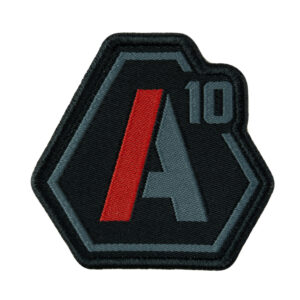 Patch SIGNATURE logo A10 brodé gris béton/rouge
